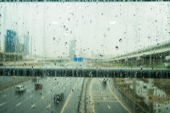 Gotas de lluvia en una ventana de vidrio después de una lluvia intensa en Dubái.