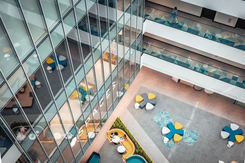 Interior de un edificio de oficinas moderno en Dubái.