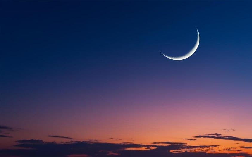 Ramadán islámico al anochecer con una luna oriental.