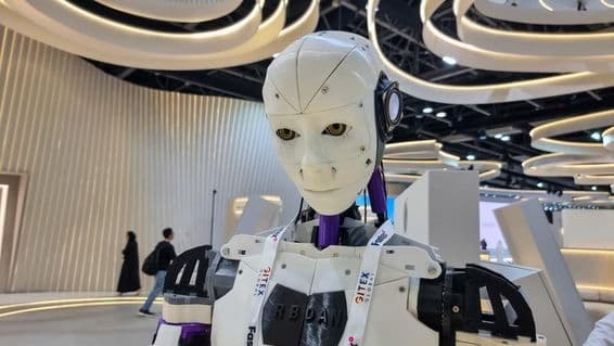 Robot impulsado por IA en evento GITEX Global 2023.