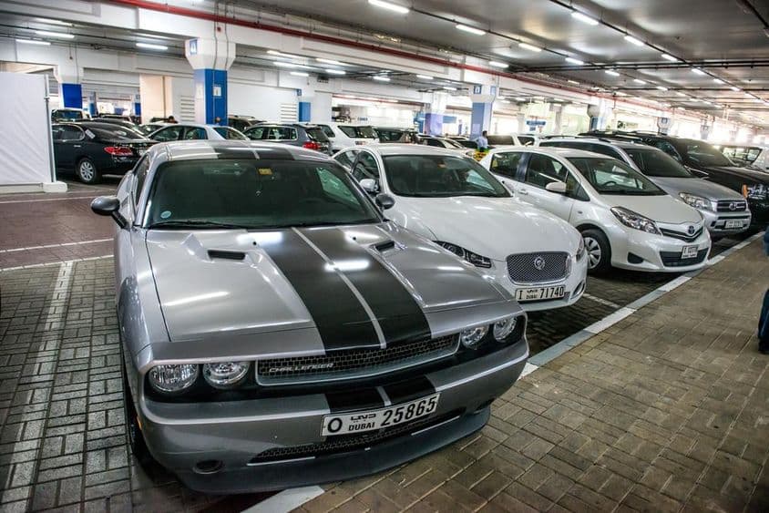 Estacionamiento subterráneo con coches en Dubái, Mall of the Emirates.