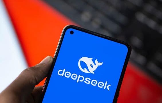 El logotipo de DeepSeek AI mostrado en un smartphone.