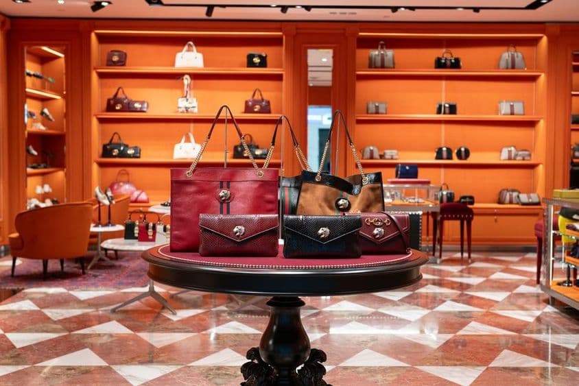 Varios bolsos en la tienda Gucci del Aeropuerto Internacional de Dubai.