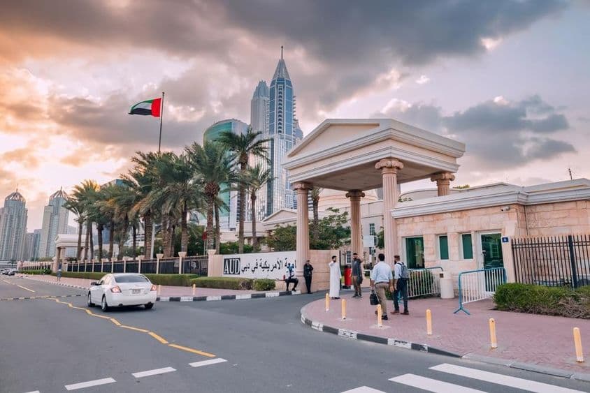 Dubái, Emiratos Árabes Unidos: Entrada principal a la Universidad Americana en Ciudad Internet de Dubái.