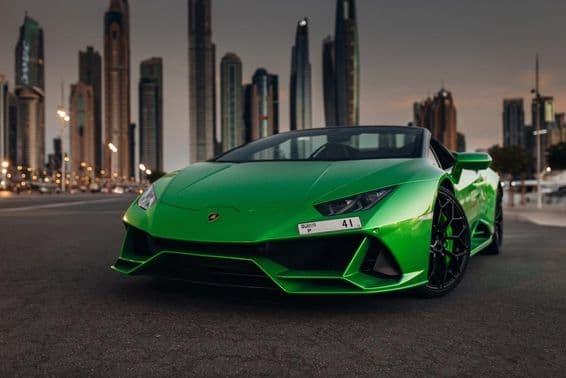 Lamborghini Huracán Spyder en el estacionamiento del puerto.