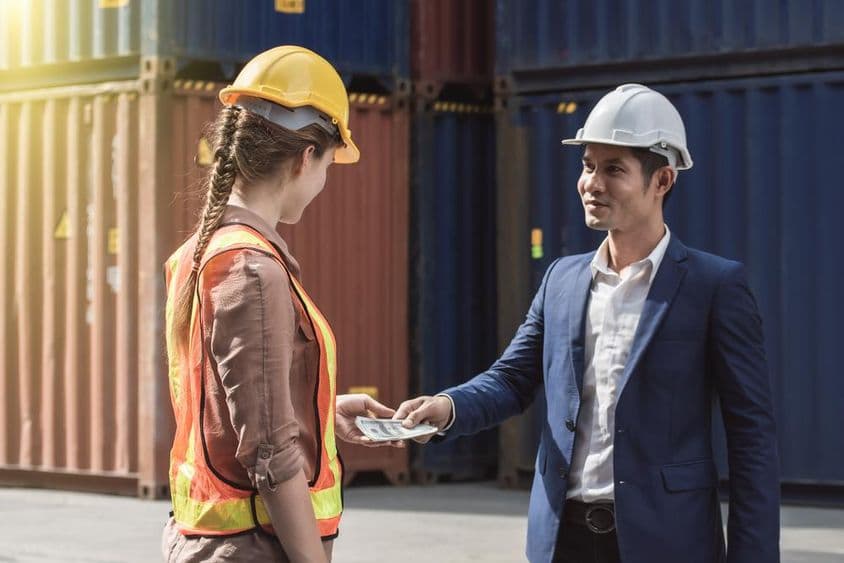 El empleador paga al trabajador después de completar el trabajo.