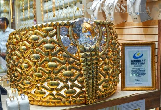 El anillo de oro más grande del mundo exhibido en el mercado del oro de Dubái.