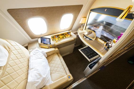 Asiento junto a la ventana en primera clase de Emirates Airlines en la cubierta superior del Airbus A380.