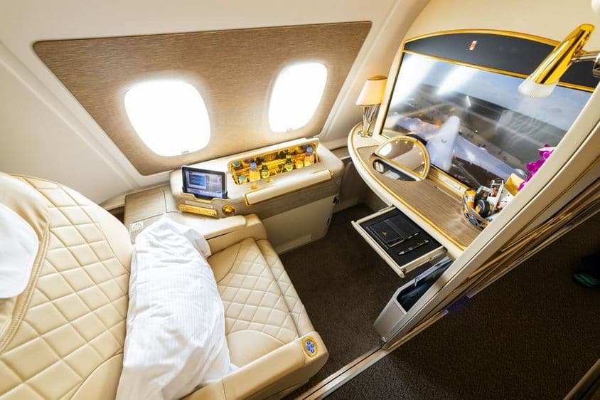 Asiento junto a la ventana en primera clase de Emirates Airlines en la cubierta superior del Airbus A380.