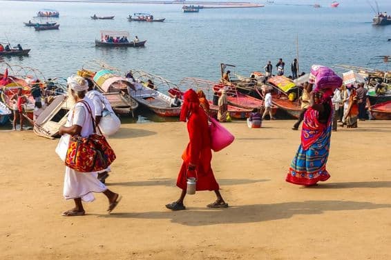 Devotos visitando el festival Kumbh Mela en Prayagraj.