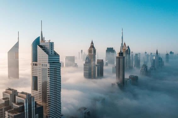 Rascacielos súper altos de Dubái envueltos en niebla por la mañana.