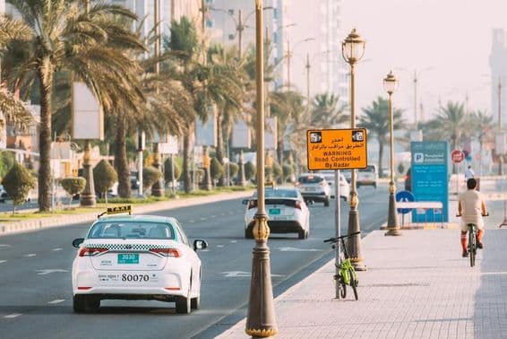 Coche de taxi Toyota en una calle de Ajman.