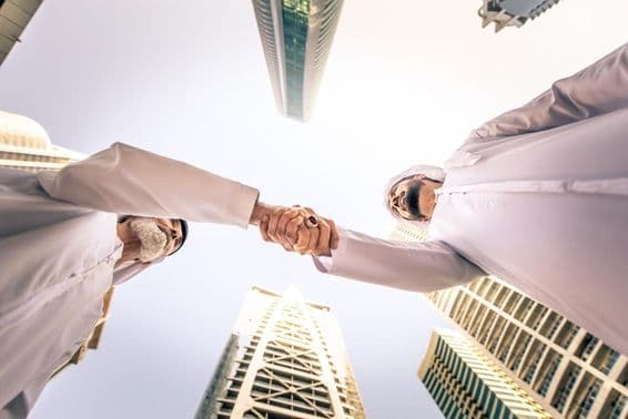 Empresarios reuniéndose al aire libre en Dubái, Emiratos Árabes Unidos.