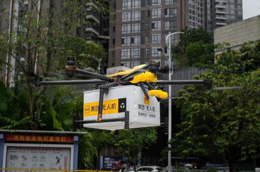 Entrega de almuerzo y comidas por dron o multicóptero usando la aplicación Meituan.