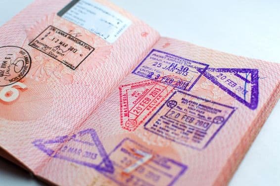 Pasaporte ruso con sello en punto de control fronterizo. Sellos de inmigración de salida y llegada.