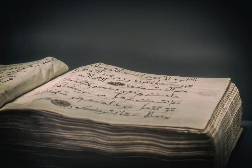 Manuscrito antiguo de libro abierto, siglos XII-XIII.