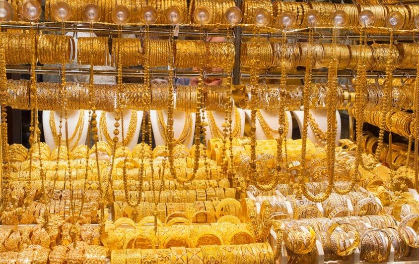 Una exhibición en el escaparate de una tienda de oro en Deira, Dubái.