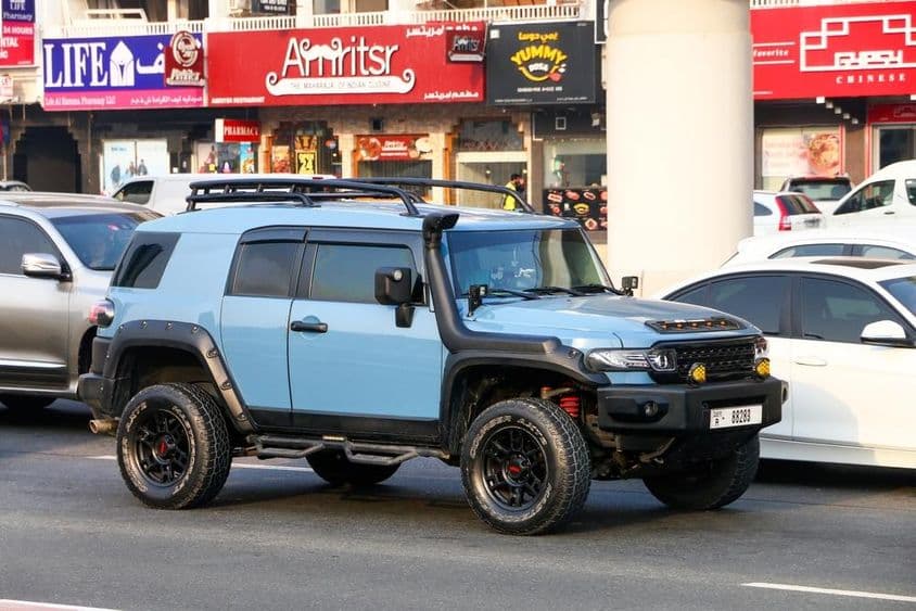Coche todoterreno Toyota FJ Cruiser en la calle de la ciudad.