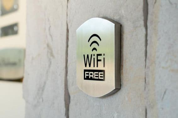 Cartel de metal de WIFI en la pared de un hotel.