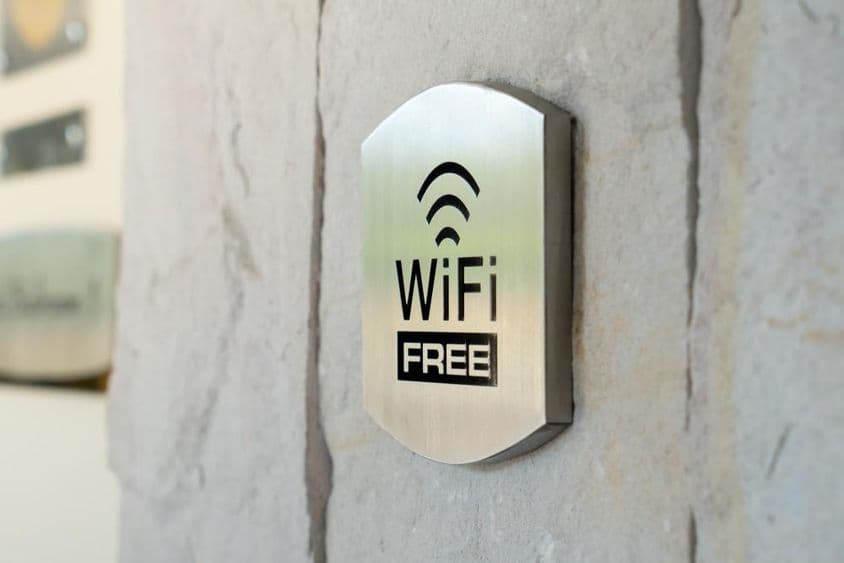 Cartel de metal de WIFI en la pared de un hotel.