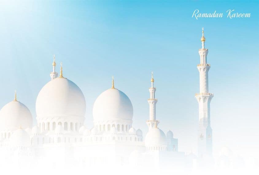 Ramadán bendecido con una hermosa mezquita de fondo.