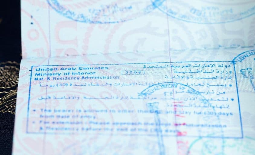 Visa y sello de inmigración en un pasaporte de EE. UU. en Dubái.