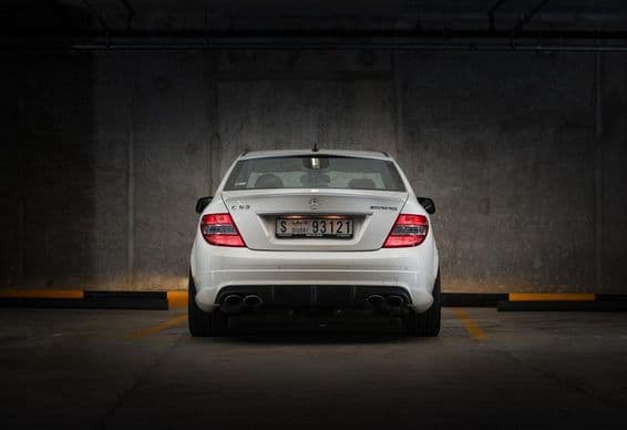 Mercedes Benz C63 2009 en el estacionamiento.