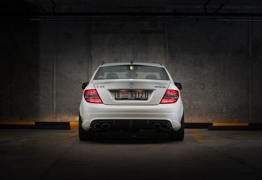 Mercedes Benz C63 2009 en el estacionamiento.