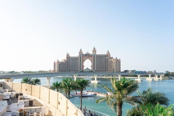 Vista de la isla artificial Palm Jumeirah y el hotel Atlantis en Dubái.