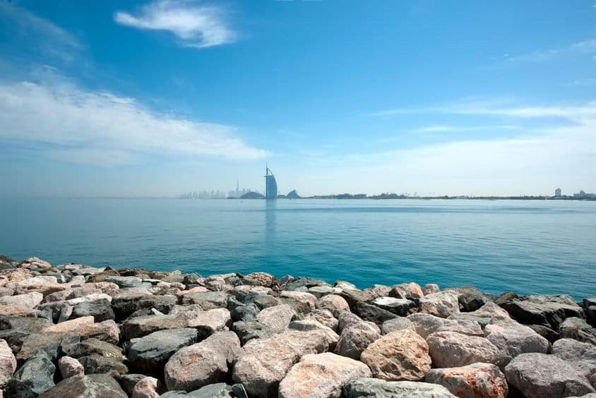 Vista de Dubái desde Palm Jumeirah, con vista al Burj Al Arab.