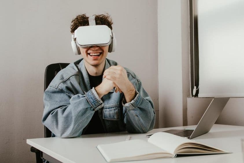 Joven disfrutando de la experiencia de realidad virtual.