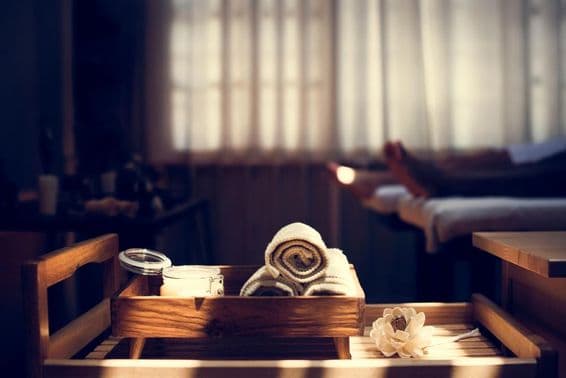 Tratamiento terapéutico en un salón de spa.