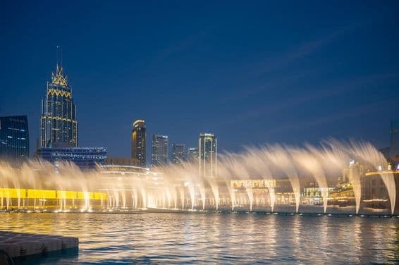 Espectáculo de la fuente cerca de Dubai Mall y Burj Khalifa.