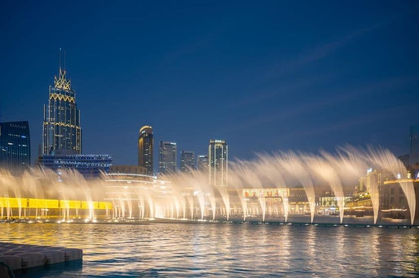 Espectáculo de la fuente cerca de Dubai Mall y Burj Khalifa.