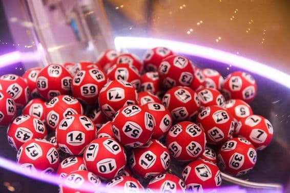 Bolas de lotería coloridas en una máquina.
