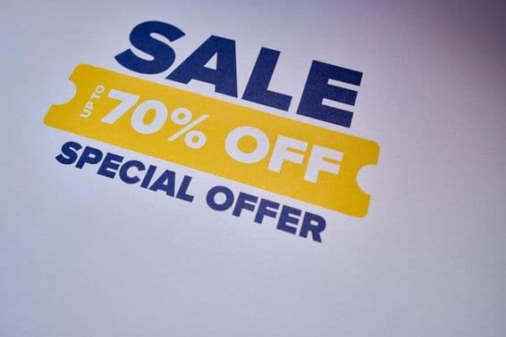 Etiqueta de oferta especial con hasta un 70% de descuento.