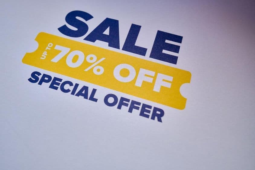 Etiqueta de oferta especial con hasta un 70% de descuento.