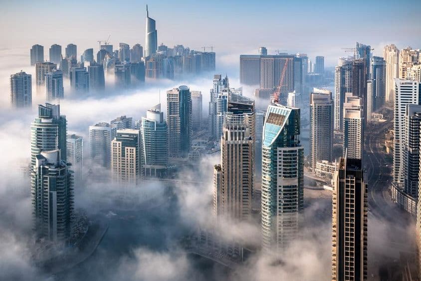 Vista aérea de Dubai Marina en un día con niebla.