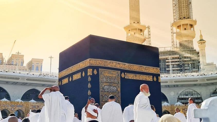 Peregrinos de Umrah realizando tawaf alrededor de la Kaaba.