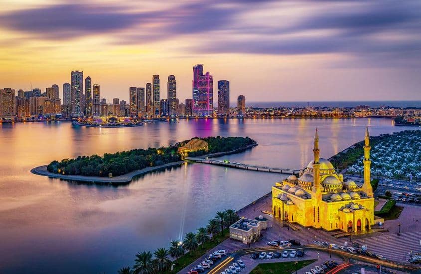 Horizonte de la ciudad de Sharjah al atardecer.