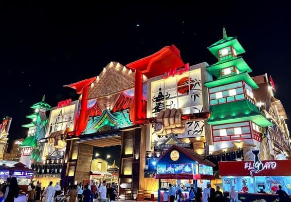 Puertas de entrada del pabellón japonés en el Global Village.
