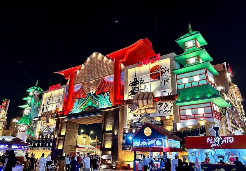 Puertas de entrada del pabellón japonés en el Global Village.