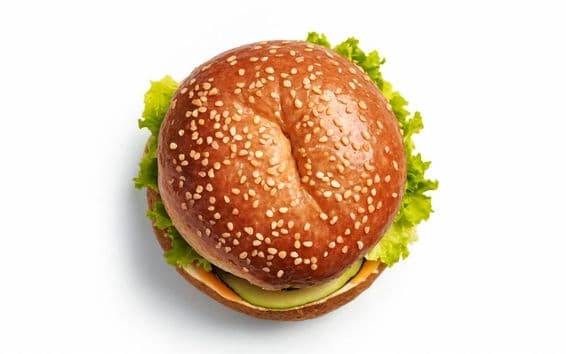 Hamburguesa clásica con presentación artística.