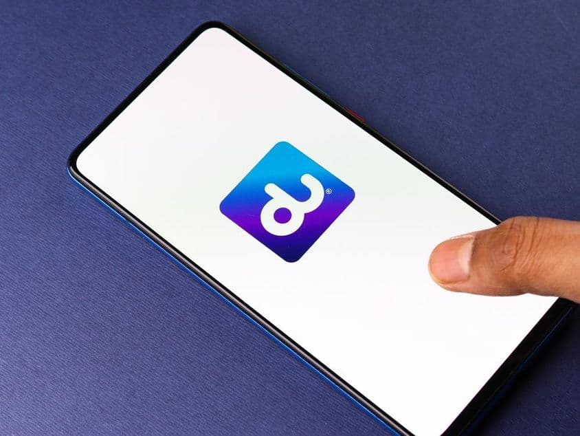 Logotipo de la red Du en la pantalla de un teléfono.