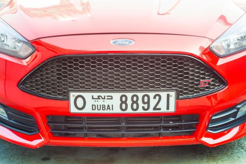 frente de un coche deportivo moderno con matrícula de Dubái.