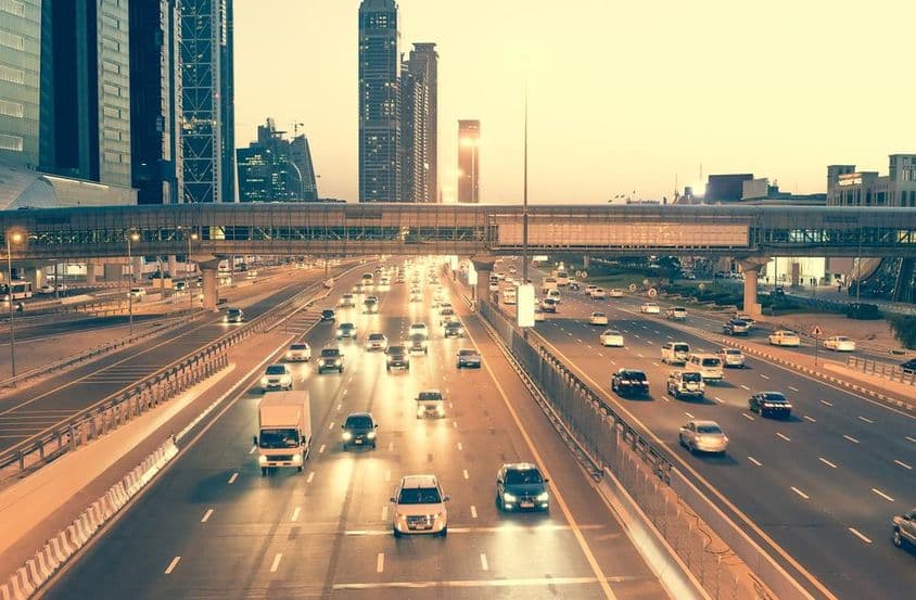Rascacielos, carreteras y puente en Sheikh Zayed Road en Dubái por la noche.