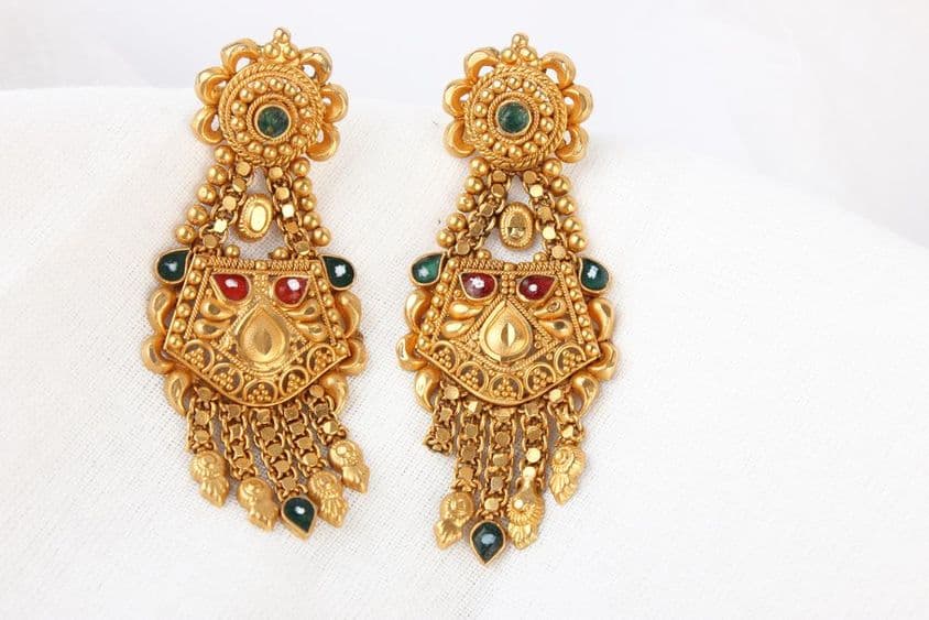 Pendientes tradicionales de oro indio.