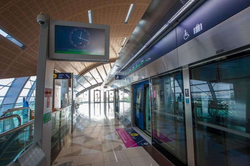 Entrada del metro a la estación Creek Tower en la ciudad de Dubai.