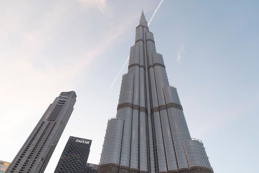 Acercamiento al rascacielos Burj Khalifa.