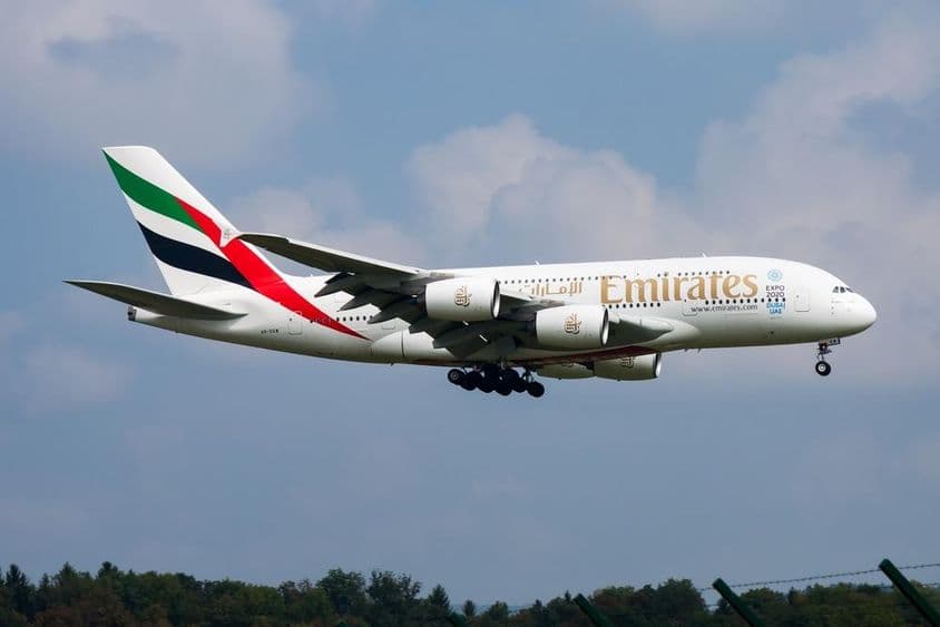 Avión de pasajeros de Emirates Airlines aterrizando en el aeropuerto.